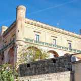 Il lato destro della villa � speculare a quello opposto e presenta alla base il vecchio frantoio...